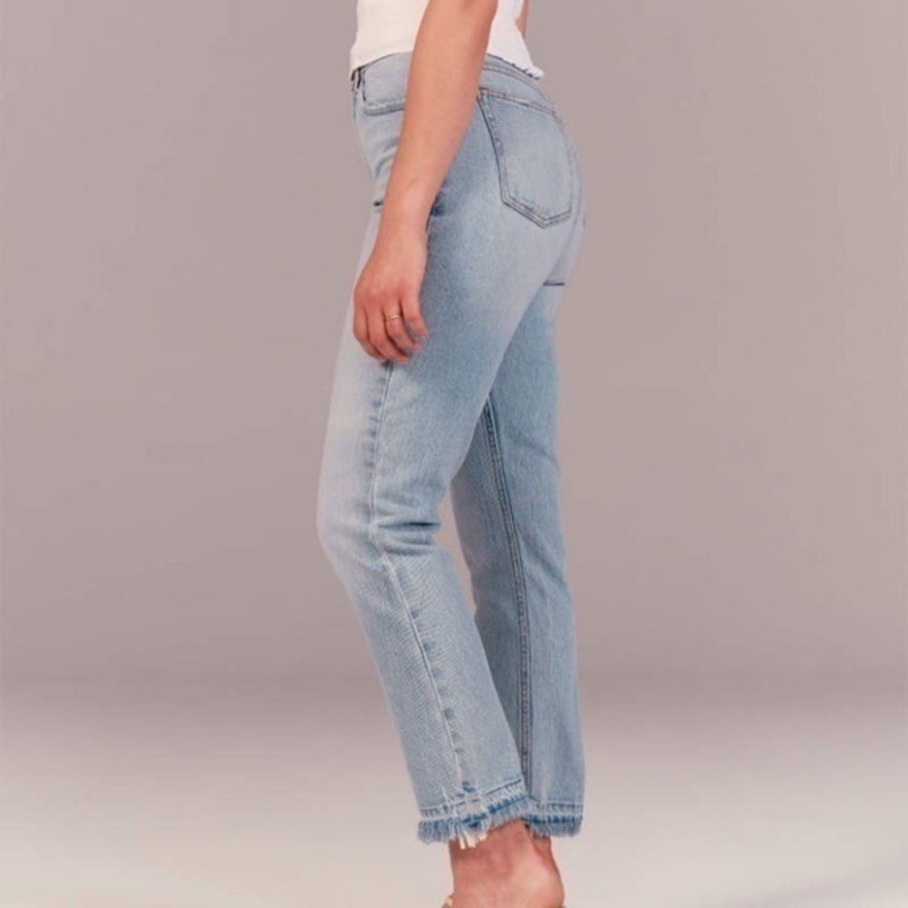 ABERCROMBIE AND FITCH HIGH RISE MOM JEAN